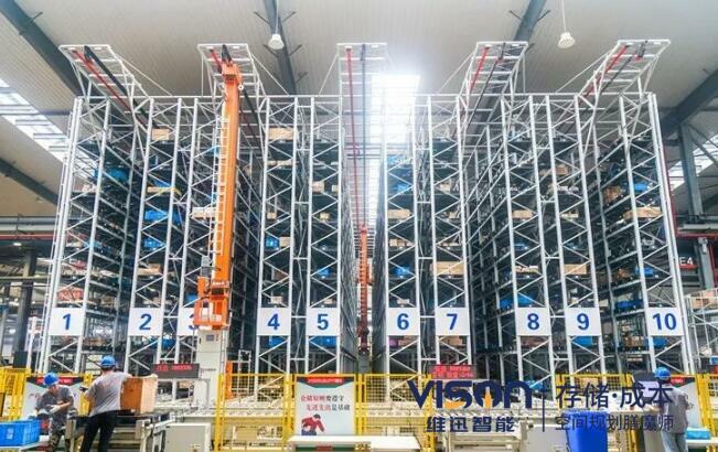 智能倉儲中心的核心功能是什么? 在現(xiàn)代物流和供應鏈管理中,智能倉儲中心已成為提升效率和競爭力的關(guān)鍵環(huán)節(jié)。作為一名深耕自動化領(lǐng)域10余年的倉儲規(guī)劃師,我將從技術(shù)角度解析智能倉儲中心的核心功能,并結(jié)合實際應用場景為企業(yè)提供優(yōu)化建議。 一、智能倉儲中心的定義 智能倉儲中心是基于自動化設備與信息化系統(tǒng)構(gòu)建的綜合性倉儲解決方案,融合了物聯(lián)網(wǎng)(IoT)、人工智能(AI)、大數(shù)據(jù)分析和機器人技術(shù),實現(xiàn)了對貨物