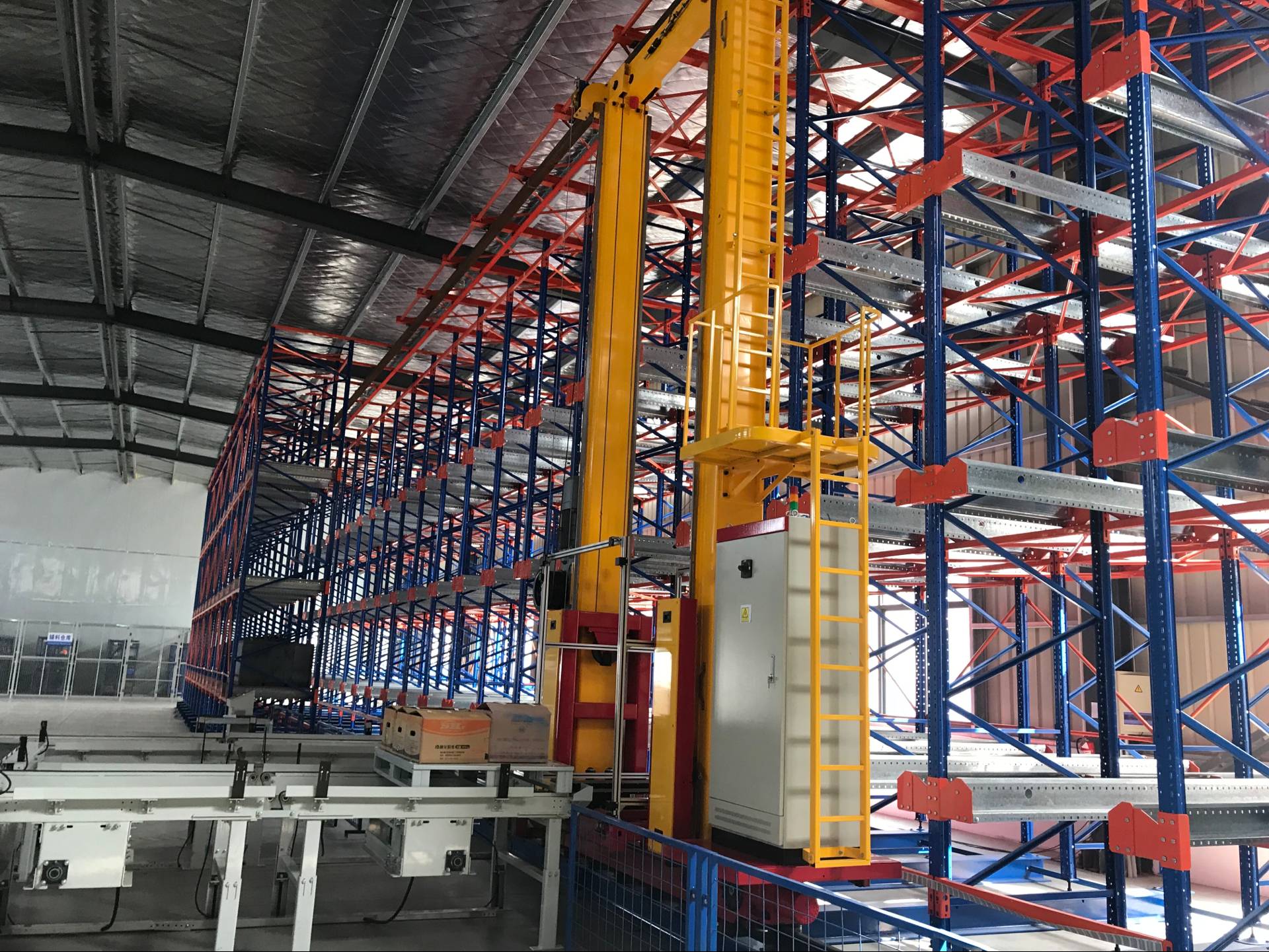 現代倉儲 “黃金組合”:堆垛機與穿梭車高效運作之道