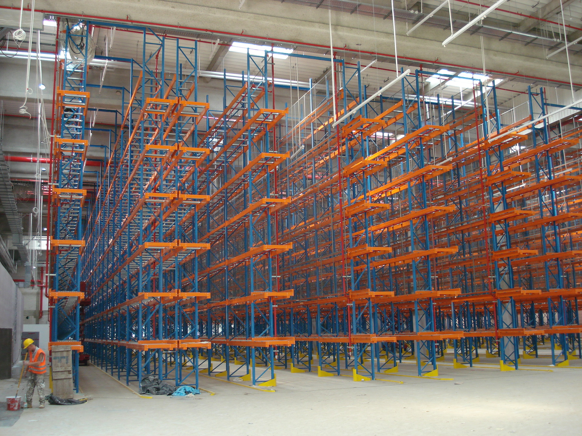 窄巷道貨架：高密度倉儲(chǔ)場(chǎng)景下的空間優(yōu)化解決方案